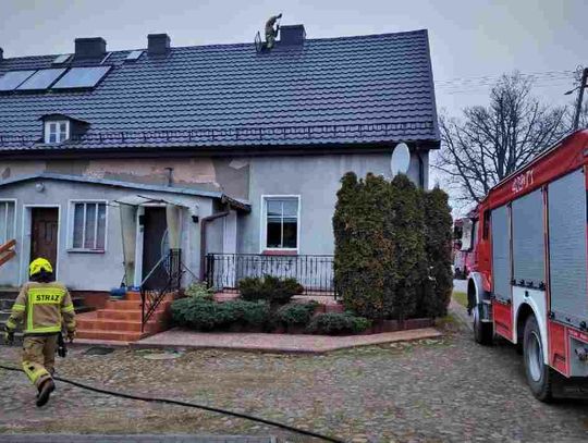 Pożar sadzy w przewodzie kominowym. Strażacy przypominają o czyszczeniu kominów!