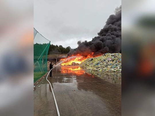 Pożar składowiska odpadów na ul. Rokickiej