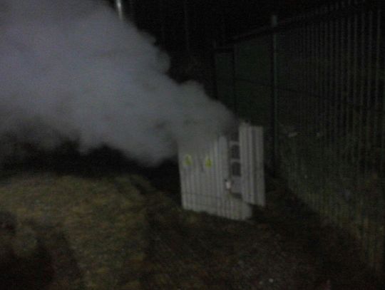 Pożar skrzynki elektrycznej przy ul. Ceglarskiej. Dym i iskry