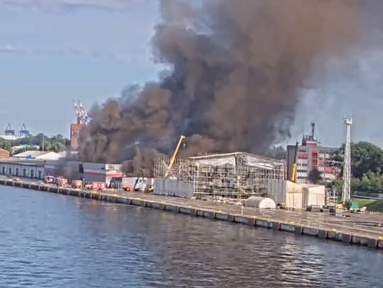 Pożar w Gdańsku. Służby apelują o nie wychodzenie na plaże