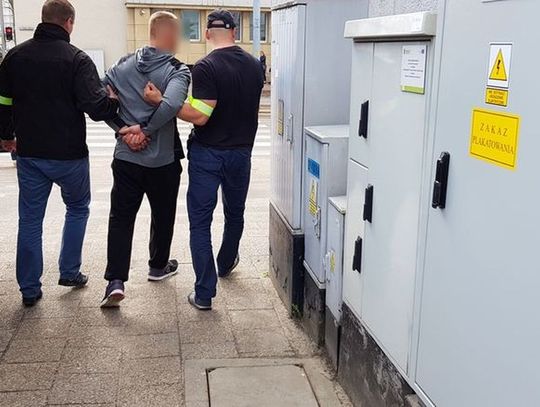 Pozostawił płonące auto na parkingu w galerii i uciekł.