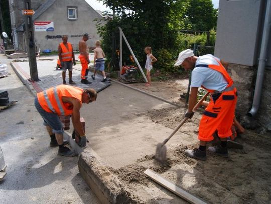 Prace na Dworcowej i Gdańskiej. Równy chodnik dla mieszkańców Skarszew
