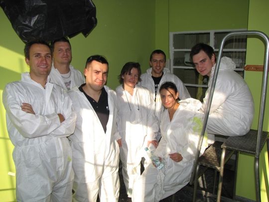 Pracownicy firmy Eaton malowali szpitalne sale oraz sadzili drzewka