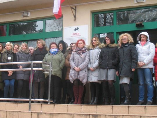 Pracownicy tczewskiego sądu wyszli przed budynek. Żądają podwyżek. „Zapomniano o nas”