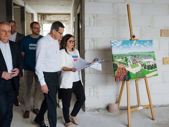 Premier odwiedził budujące się hospicjum w Lęborku oraz spotkał się z mieszkańcami i samorządowcami