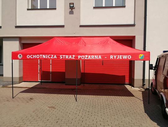 Prezent dla strażaków: Od sponsora otrzymali składany namiot 