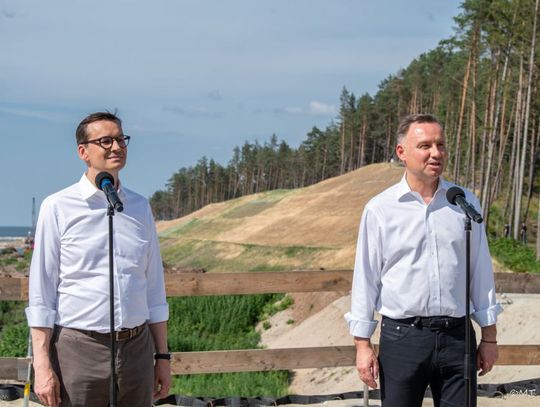 Prezydent i Premier z wizytą na przekopie Mierzei Wiślanej [FILM]
