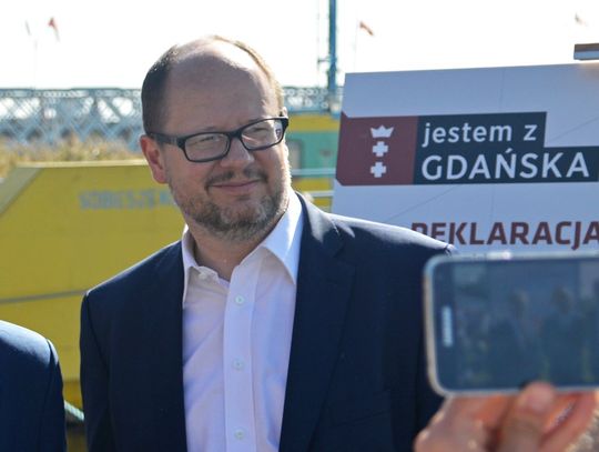 Prezydent Paweł Adamowicz zaatakowany na scenie WOŚP.