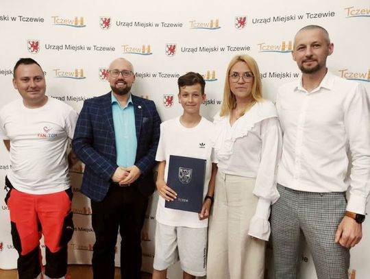 Prezydent Tczewa Łukasz Brządkowski wyróżnił Julka za obywatelską postawę. Chłopiec powiadomił o wypadku drogowym służby