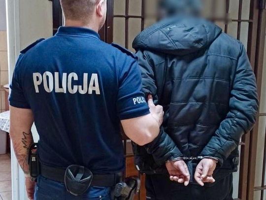 Próba włamania za pomocą młotka. Nie dostali się do środka, ale zniszczyli auto