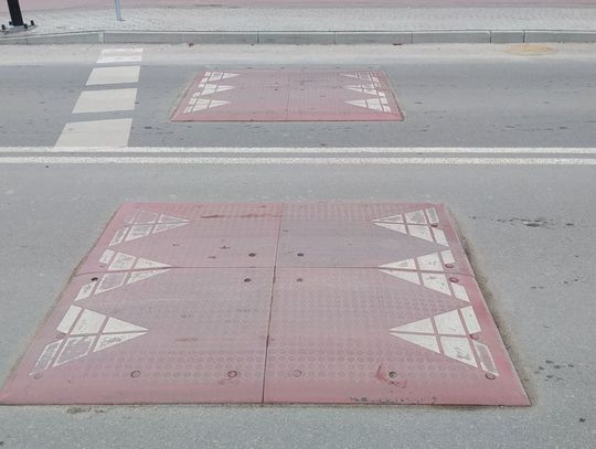 Problem drogowych „wysp” na ul. Jedności Narodu i słupki radnych Od Nowa