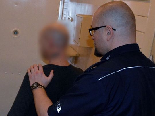 Próbował dostać się do teściowej. Kopał i walił w drzwi