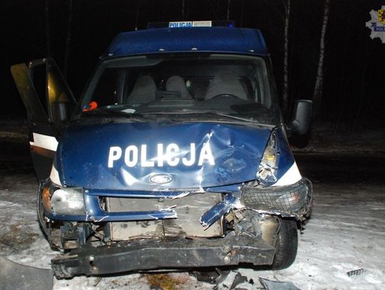 Próbował przejechać policjanta i staranował radiowóz
