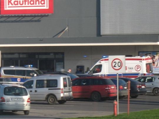 Próbował ukraść alkohol. Zabrała go karetka do szpitala.