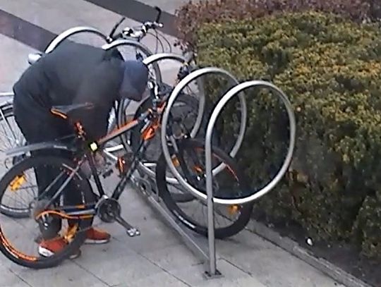 Próbował ukraść rower pod Galerią Bałtycką. Monitoring pomógł w szybkim zatrzymaniu.