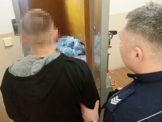 Próbowali ukraść paliwo z auta ma parkingu