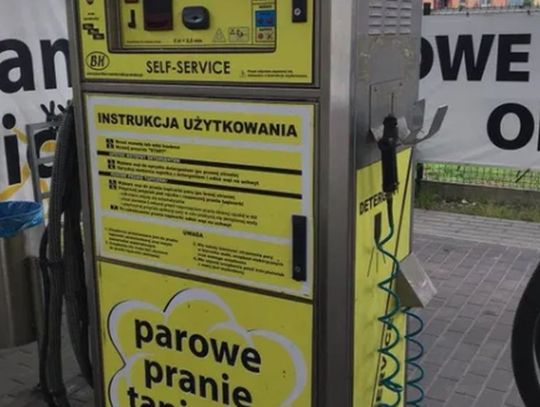 Próbowali ukraść pieniądze z odkurzacza, na widok policjantów zaczęli czyścić tapicerkę.