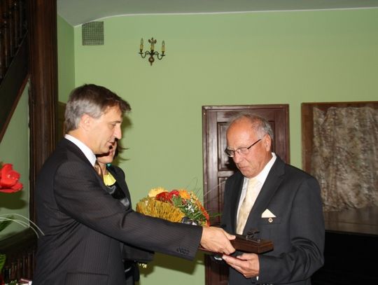 Prof. Czesław Stoba z medalem - Przyjaciel Gniewu