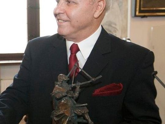 Prof. Jerzy Mizeraczyk nagrodzony Heweliuszem