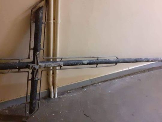 Profanacja krzyża zmarłego. Czy ktoś chciał go oddać na złom?