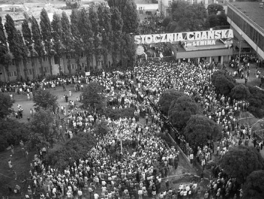 Protest na Placu Solidarności pod Stocznią Gdańską