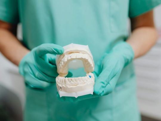 Protetyk w Gdańsku – kiedy warto skorzystać z leczenia protetycznego?