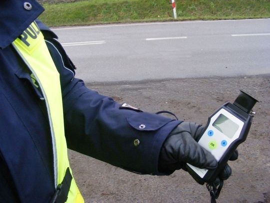 Prowadził auto na podwójnym gazie i bez uprawnień