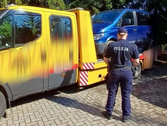 Prowadził pomimo sądowych zakazów. Jeden z policjantów rozpoznał mercedesa