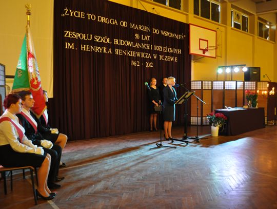 ”Przeciętny nauczyciel mówi. Dobry wyjaśnia. Znakomity nauczyciel daje przykład, ale ten wielki – inspiruje”