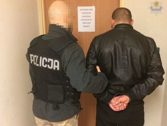 Przed policjantami ukrył się w szafce kuchennej