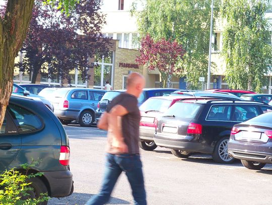 Przed starostwem strach zostawiać auto