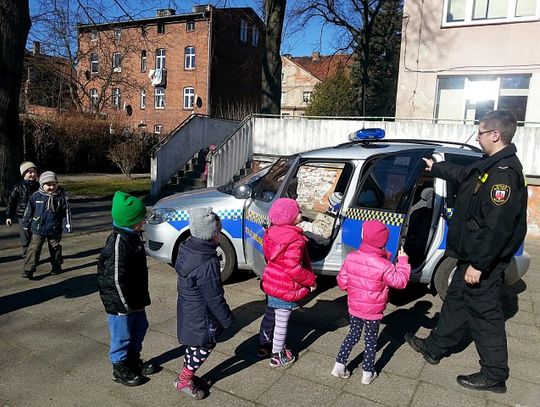 Przedszkolaki zaprzyjaźniały się ze strażnikami