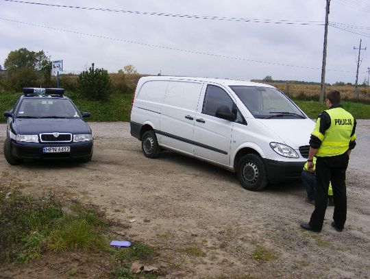 Przełamał blokadę drogówki i próbował przejechać policjanta