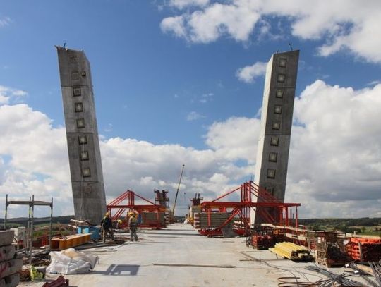 Przepychanka winnych opóźnień. Most na Wiśle nie będzie gotowy w terminie