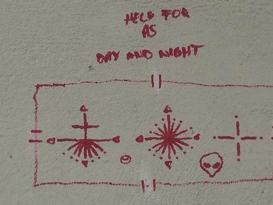 Przesłanie do ludzkości na estakadzie w centrum Gdańska