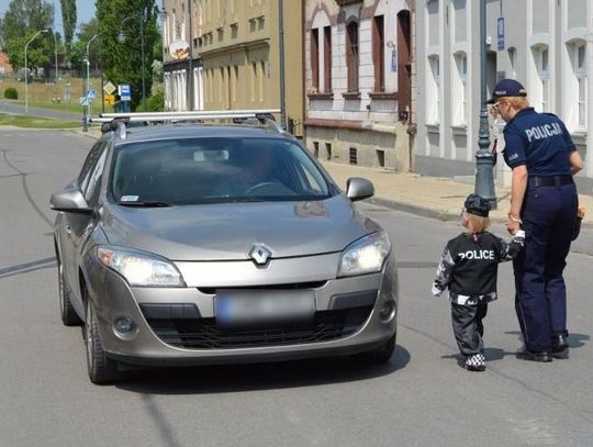 Przeszkolaki rozdawały kierowcom... lizaki. To był Dzień Dobrych Uczynków