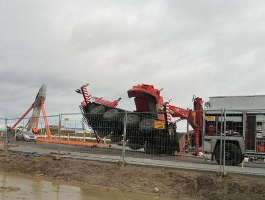 Przewrócił się 40-tonowy żuraw, ranny operator