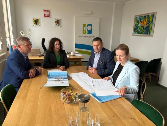 Przy drodze z Lipinek Królewskich do Zielonej Góry powstanie droga dla pieszych i wiaty przystankowe