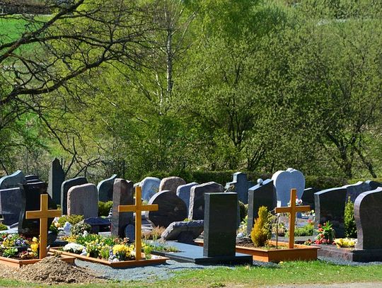 Przydatne informacje o wyborze i pielęgnacji pomników granitowych