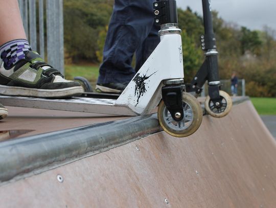 PRZYPOMINAMY: Coraz więcej tragicznych wypadków na hulajnogach! Kaski dla dzieci będą obowiązkowe