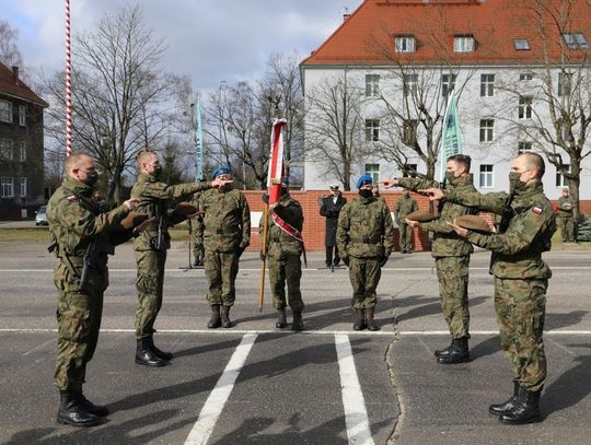 Przysięga wojskowa kolejnych terytorialsów u podnóża malborskiego zamku