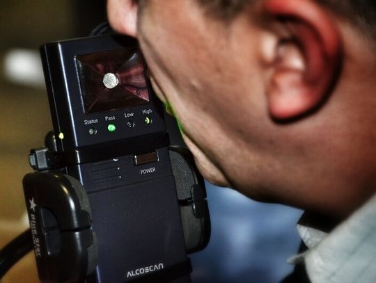 Przyszedł na komisariat aby skorzystać z alkotetstu, po czym odjachał samochodem ...miał ponad promil alkoholu.