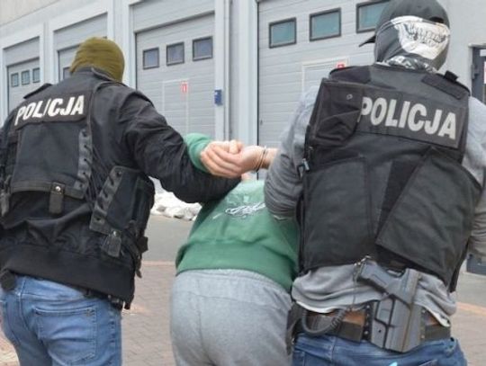 Pseudokibic zatrzymany za czynną napaść na policjantów...chował się pod kołdrą