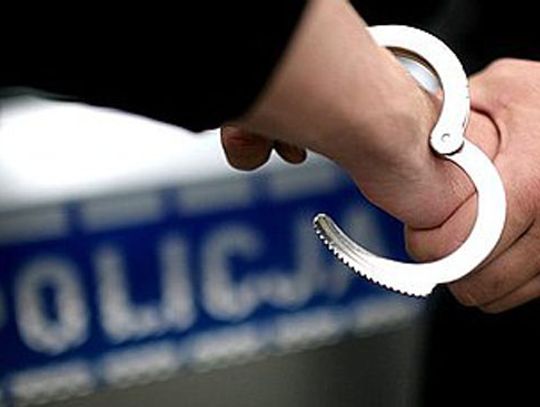 Pseudokibice zniszczyli motorower i powybijali szyby