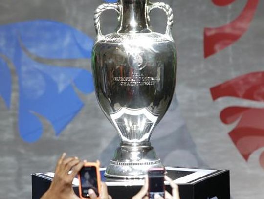 Puchar UEFA Euro w Gdańsku - przejazdem, z ceremonią powitalną.. Tysięczny "stacz" dostanie bilet na mecz