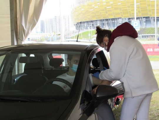 Punkt drive-thru  ze szczepieniami działa w  Gdańsku przy Żaglowej 