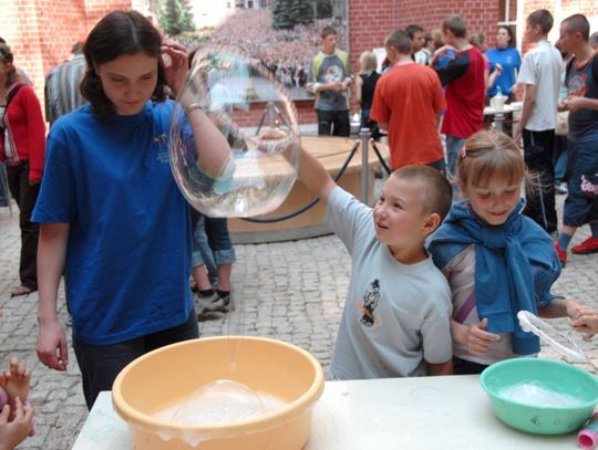 Puszczanie baniek mydlanych na powitanie wiosny