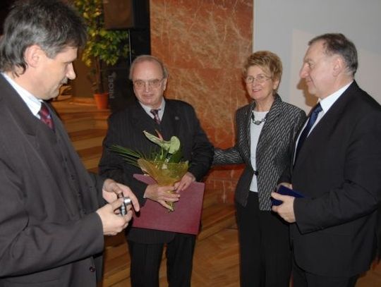 Rada Powiatu - nagrody i wyróżnienia, w tle robocza sesja