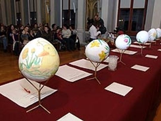 Radni w strusich  jajach, a dla mieszkańców darmowa jajecznica 