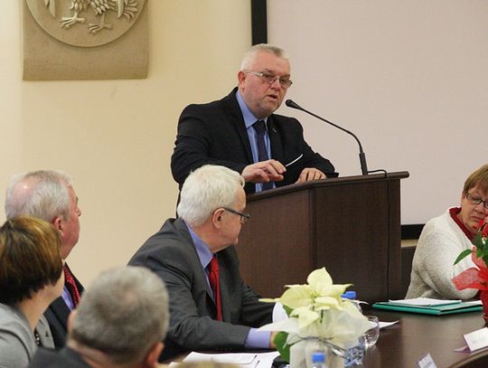 Radny chce zawieszenia starostów